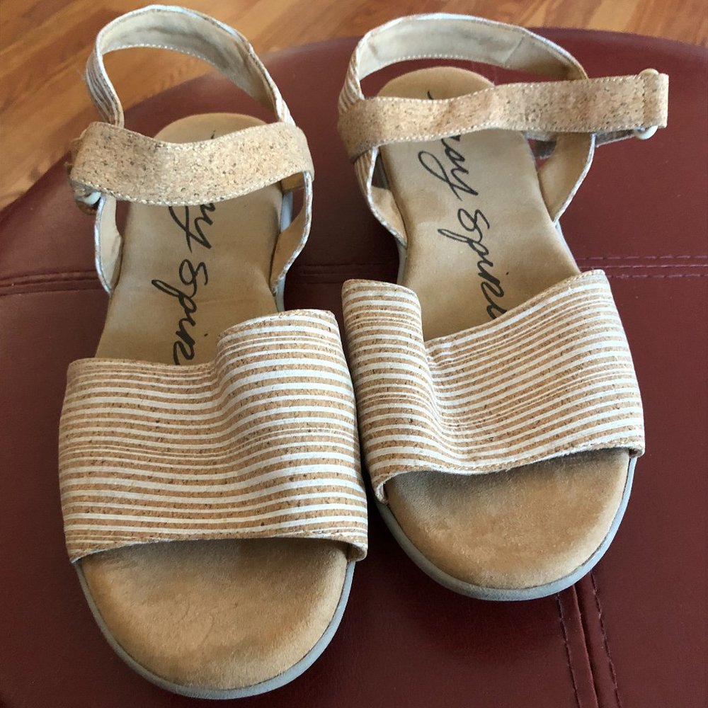 Easy Spirit Tan & White Striped Faux Cork Sandals Size 8.5WW